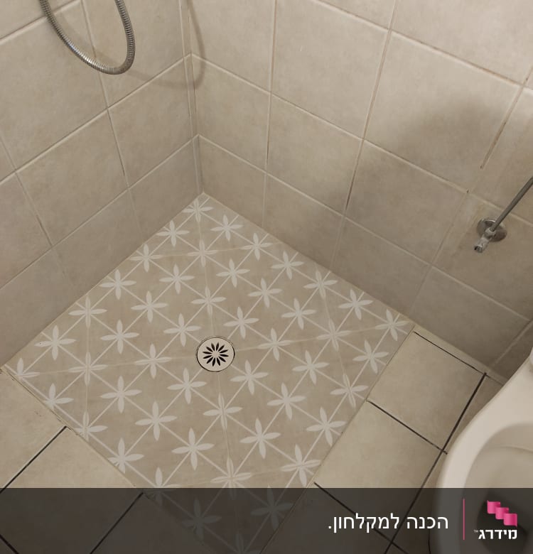 רצפת מקלחת עם ניקוז ומקלחת יד